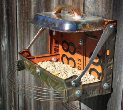 Хранилка за птици от рециклирани продукти